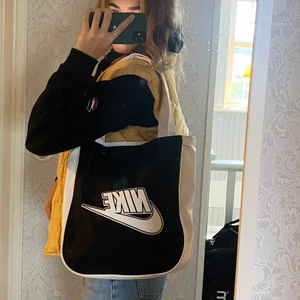 Väska - Säljer denna fina väskan som tyvärr inte kommer till mycket användning 💖 Den är i väldigt bra skick och är köpt second hand! Priset kan diskuteras men sätter startpriset på 150 kr + frakt! Buda eller skriv till mig privat! Högsta bud nu 200 + frakt! 