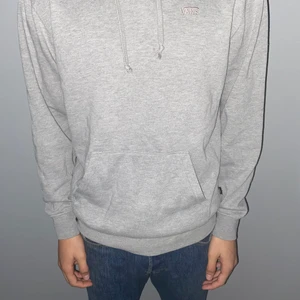 Vans hoodie  - Säljer pågrund att den inte används. Kommer inte ihåg nypriset men säljer för 150kr ink, frakt 66kr. Storlek S men är stor i storleken så passar M också. 