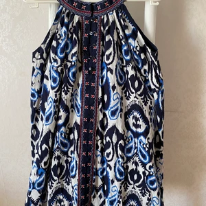 Mango Suit klänning  - En skön och fin sommarklänning som också passar året om, om man är kreativ. Andvänts en gång så den är som ny.  