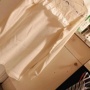 XS - ÄR INTE ANVÄNT!!!!! En vit tröja som har jätte söta och varmt detaljer och det passa för vinter o höst PRISET KAN GÅ NER ☺️. 