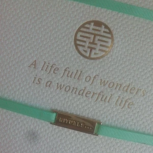 The Ritual of Karma Collection + Gåva - Helt nytt gåvoset från Rituals The Ritual of Karma - Soothing Collections underbara gåvoset är en perfekt present till en vän, familjemedlem eller till dig själv! Innehåller duschskum, kroppsskrubb, kroppskräm och doftspray. Upplev  känslan av sommar me dessa lugnande produkter berikade me blommiga noter av helig lotus och ekologiskt vitt te. Ge presentasken ett nytt liv genom att förvara tex. andra föremål i den. . Ordinariepris : 695:-. Gåva på köpet: NY Rituals - So Sunny parfym (värde 189:-)