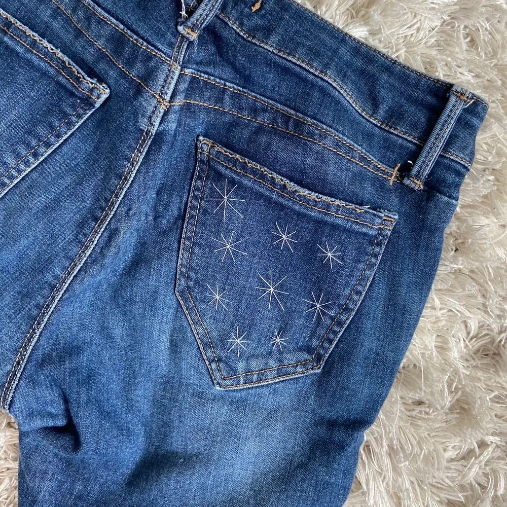 Skitsnygga lågmidjade flare jeans med broderade stjärnor 🌟 . Jeans & Byxor.