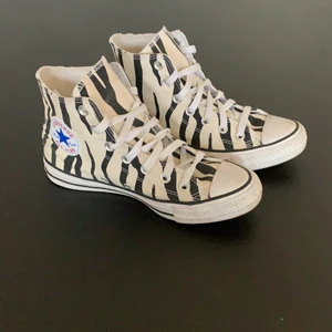 converse - kommer inte till användning, använt några gånger. köpte för länge sen för 1100kr men säljer nu dom för 800kr eftersom dom är som nya💕