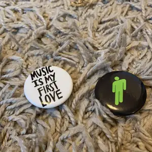 säljer dessa pins, använda men fortfarande i väldigt bra skick. ena är svart med en grön billie eilish symbol, den andra är vit med svart text där det står ”music is my first love”. en för 10kr eller båda för 15. frakten är 25 kr.
