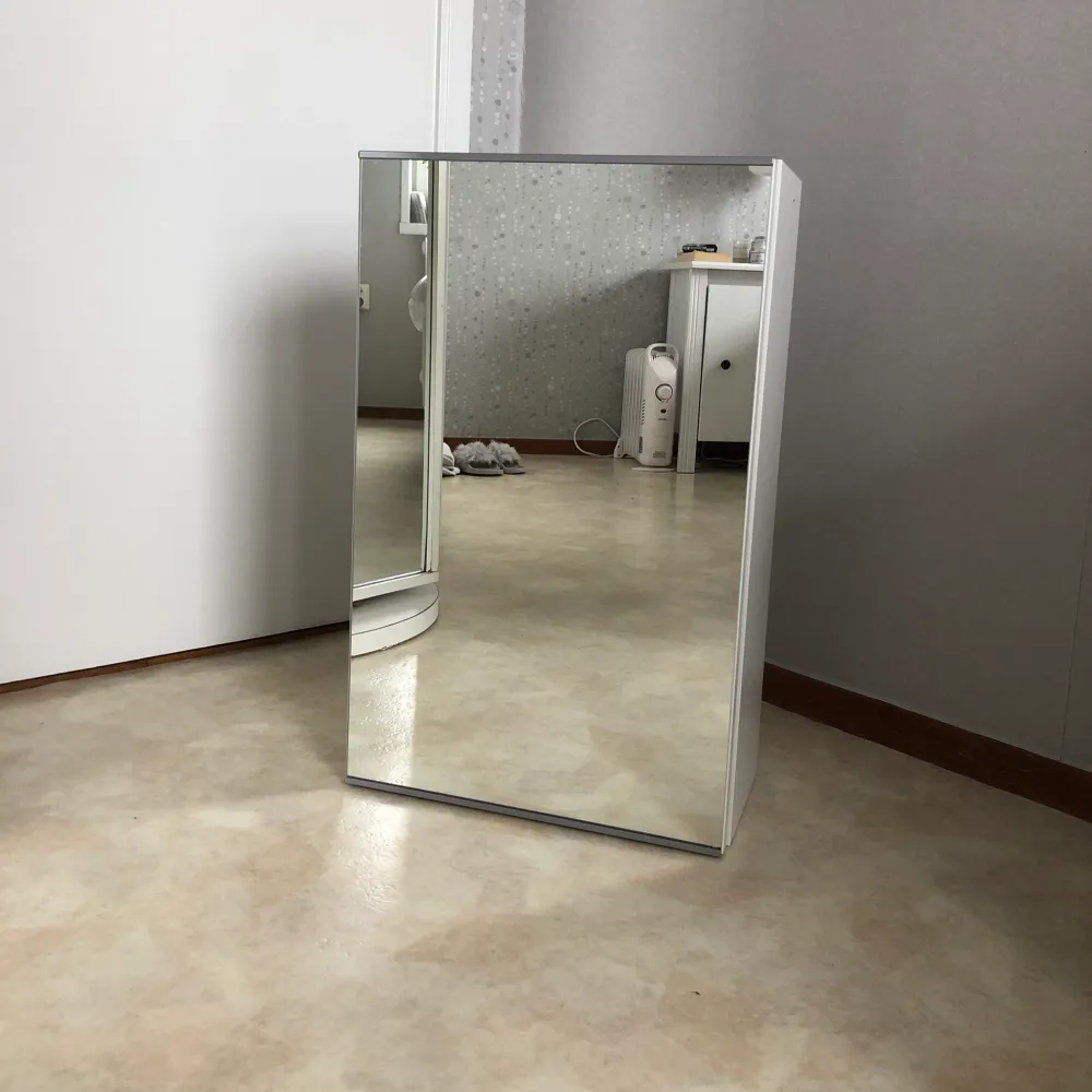 Spegel med förvaring💕 Det tillkommer två glasskivor som funkar som hyllor och vart de är placerade går att justera! 40cm bredd, 64cm höjd och 21cm djup💞 pris kan diskuteras!. Övrigt.