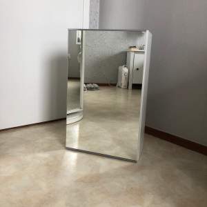 Spegel med förvaring💕 Det tillkommer två glasskivor som funkar som hyllor och vart de är placerade går att justera! 40cm bredd, 64cm höjd och 21cm djup💞 pris kan diskuteras!