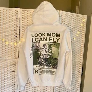Travis scott merch hoodie - Merch från Travis Scott ”Look mom i can fly” dokumentär från Netflix. Nypris 1000 kr helt oanvänd då jag föredrar en mer oversized passform. Unisex passar någon med storlek S/ liten M. Kvitto på mail finns för den intresserade #travisscott #merch