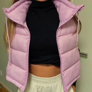 Kort rosa/lila väst  - Superfin väst från Zara i storlek L (den är jätte liten i storleken så passar mig med XS). Använd 1 gång. Säljer då den inte kommer till användning. Frakt på 66 kr tillkommer! 💙