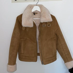 Brun mocka jacka - Brun jacka i mockaimitation med vit fluffig krage. Den är nästan och säljer den pga att den inte används längre