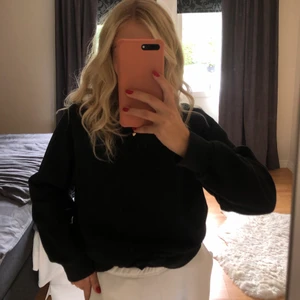 Sweatshirt  - En superskön svart sweatshirt från Cubus väldigt sparsamt använd och perfekt nu till hösten. Skriv privat för fler bilder 💕