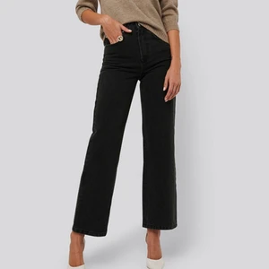 AFJ x Nakd urtvättadsvarta jeans - Säljer dessa fina vida jeansen från NA-KD, pga att dom är lite för korta för mig som är 180. De är i stl 38 och är i en jättefin urtvättad svart färg.