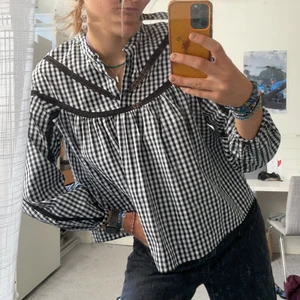 Supersöt skjortblus från zara storlek s - Svartvit rutig blus eller kanske mer kallad skjorta i oversize wide typ. Supersöt men också cool. 