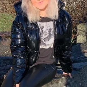 Lack jacka - Säljer min sååå snygga lack jacka från Piper and Jane! Passar perfekt till när det börjar bli kallt men också på vintern då den är ordentligt varm!💕 Köptes för 2000kr och är precis som ny!❤️ Man kan ta av luvan med dragkedja och man kan även spänna in/ut den längst ner🥰 (De två första bilderna är lånade!!) Skriv för fler bilder eller mer info!💕❤️