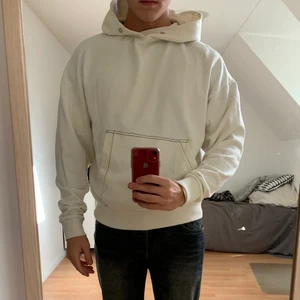 Hoodie vit - Lite boxad hoodie från adnym atelier. Bra skick på hoodien. Storlek M (jag är 185cm). 
