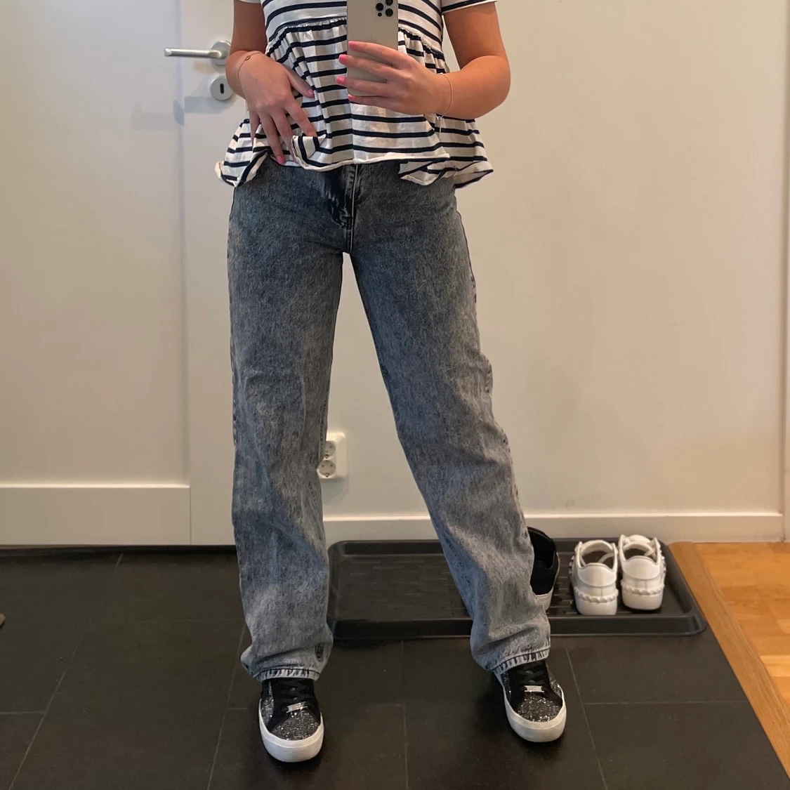 Populära gråa jeans från NA-KD