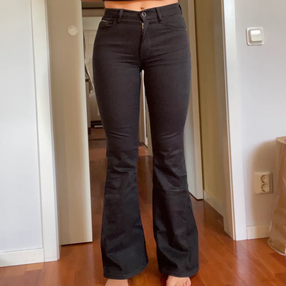 Snygga svart bootcut jeans från Calvin Klein. Använda men i fint skick bortsett från en slitning bak på ena benet, men den är ordentligt ihopsydd och syns knappt när man har de på sig. Jeans & Byxor.