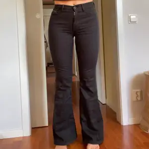 Snygga svart bootcut jeans från Calvin Klein. Använda men i fint skick bortsett från en slitning bak på ena benet, men den är ordentligt ihopsydd och syns knappt när man har de på sig