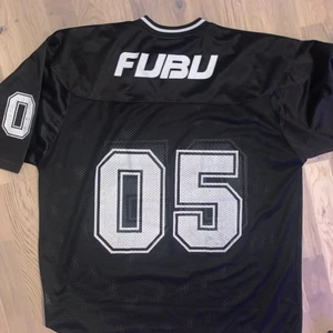 FUBU TSHIRT  - FINT SKICK, snygg tröja från fubu. Väldigt stor och baggy på mig som är 164 cm