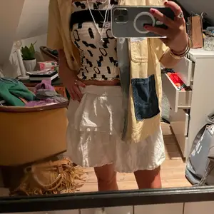 Säljer denna sjukt snygga vita kjol med volang! Köpt på Ginatricot💕 sitter så skönt och helt perfekt längd!!! Kan mötas upp i Stockholm eller frakta!❤️👌🏽