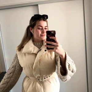 Dunväst  - Snygg dunväst från Gina tricot. Köpt förra vintern för 650kr och är endast använd ett fåtal tillfällen. Storlek: small.  Köparen står för frakten. 