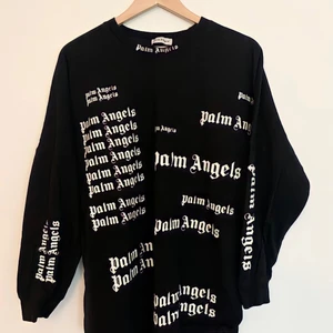 Palm angels collage tröja - Palm Angels collage tröja, Str: L/XL, Modell: Herr, Skick: Fint skick, Pris: bud från 1700kr. DMA!  Kolla gärna in mina andra inlägg, Vid intresse av fler varor så fixar jag ett bra paketpris! 