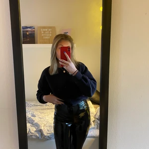 Svarta tighta lackbyxor. - Jag är 161, sitter som en smäck