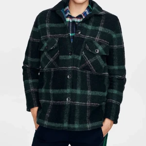 Rutig jacka ifrån Peak Performance  - En marinblå, grön och vit rutig jacka från Peak Performance i storlek XS. Köpt i deras butik för 2000kr hösten 2019. True to size och i bra skick.