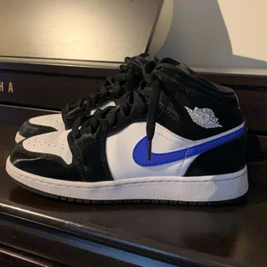 Jordans för bra pris  - Säljer dessa jordans just för att de inte har kommit till användning, har använt några gånger men de är rena, dom är lite creesade men de syns knappt, säljer bara för ett bra pris, men budet börjar på 800kr, köpte de för 1200kr så har sänkt med 400kr💞 strl 37,5 