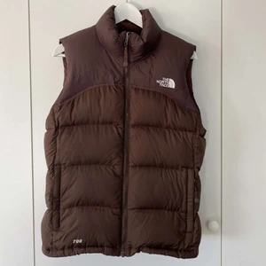 vintage north face väst - Eftertraktad vintage north face väst!                                              - vintagemodell i brun färg som inte säljs längre.                       - perfekt för höstväder då det är en dunväst.                              - damodell, damstorlek M.                                                    - felfritt skick, inget att anmärka på!                                           - Nuvarande bud är 1200, Höj med minst 100kr vid bud. Tveka inte att höra av er vid frågor!             
