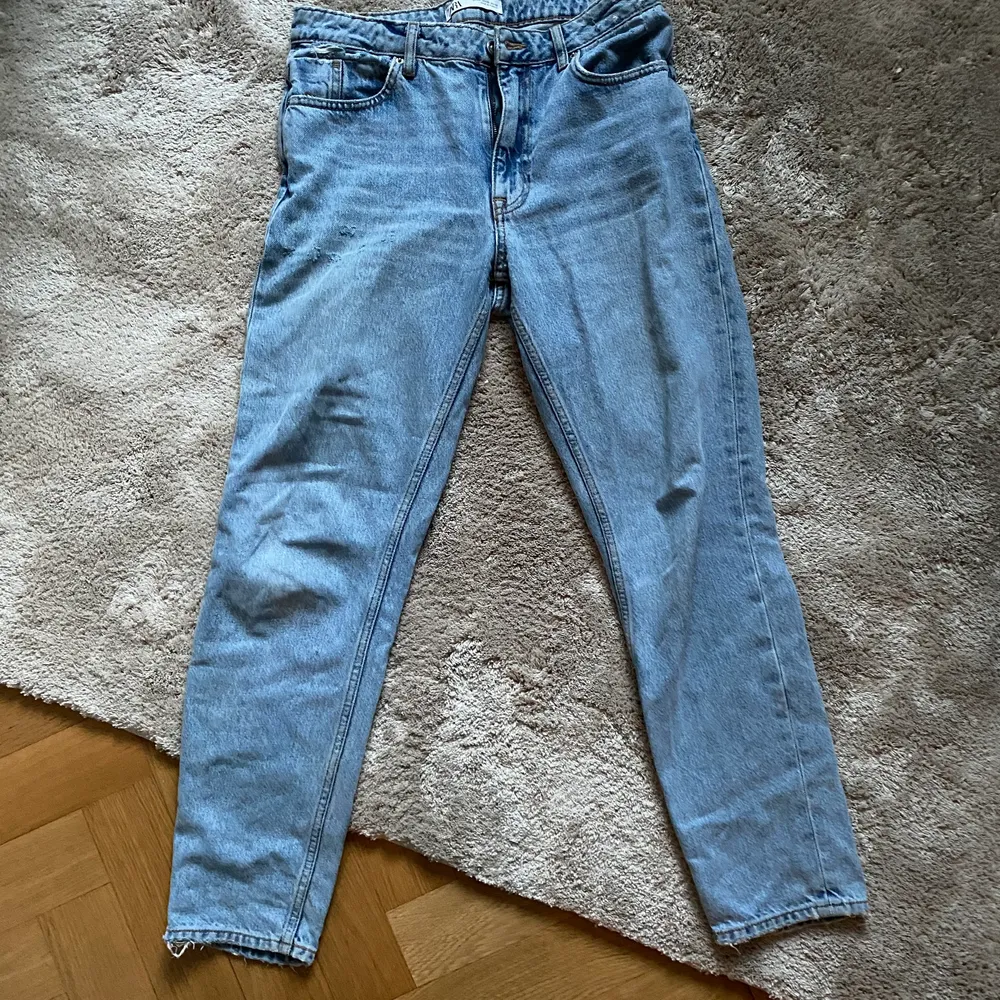 Säljer dessa snygga & bekväma jeans från zara eftersom de har blivit förstora. Supersnygg passform! Nypris: 499, storlek 38 men funkar också 34/36 om man vill ha en lite mer lös passform!. Jeans & Byxor.