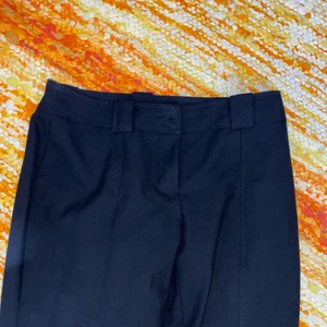 Svarta kostymbyxor  - Svarta lågmidjade kostymbyxor, riktigt snygga med fickorna på rumpan och sitter sjukt bra. Är lång och har långa ben och dom är långa i benen på mig. Är ungefär 1,70 men har jätte långa ben så har svårt att hitta byxor som passar. Jag har köpt dom i ett jätte bra skick på second hand. :) 