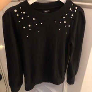 Svart gosig tröja med pärlor - Säljer denna svarta sköna gosiga tröjan då den ej kommer till användning längre. Ganska mycket använd.✨