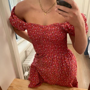 Röd klänning  - Så söt mini klänning som passar till alla tillfällen! Välldigt bekväm och avslappnad❤️