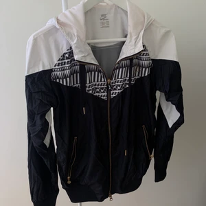 NIKE ball träningsjacka - Ball tunn träningsjacka svart/vit från NIKE  Strl: S Pris: 150 + 66kr.  100% polyester  Inget att anmärka på. 