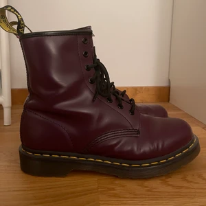Dr. Martens boots - Mörk lila Dr. Martens boots, de är storlek 41 men passar även storlek 39/40 med tjock strumpor. Nästan helt oanvända, passar bra med byxor/ klänningar/ kjolar etc. Originalpris var 2500kr - Nya priset går att diskuteras :))