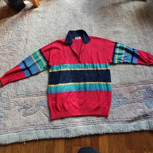 Stickad retro tröja - Tröjan är stickad i mjuk bommul och är väldigt skön. Det är en herrmodell så den är oversize på mig som är storlek 38. Fint skick 🥰