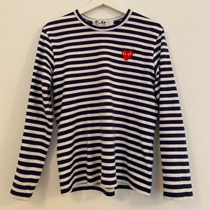 Tröja - Jag säljer min fina blå randiga cdg tröja! köpt på NK i Stockholm 💙 storlek S , kommer tyvär inte till andvänding 