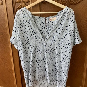 Custommade blus, stl 40 - Blus med mörkblått mönster från Custommade, stl 40. 100 % viskos. Knapp och sprund i nacken. Använd 1-2 gånger. 