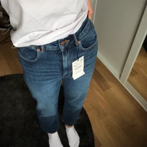 Blå cropped jeans Zara - Blåa cropped jeans från zara, helt oanvända med prislapp kvar!!