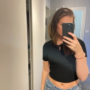 T-shirt  - Kort tajt T-shirt från Zara med en utskärning💛 aldrig använd!!