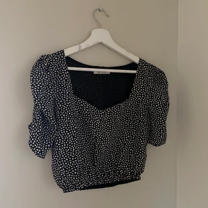 Blus - Fin blus i kortare modell med fina detaljer, bra skick✨ frakt inräknat i priset