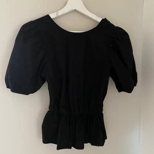 Blus - Söt blus med knyte i ryggen, bra skick✨ frakt inräknat i priset