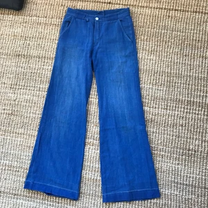Retro-jeans - Vida och tighta retrojeans i klar blå (framkommer inte lika bra på sista bilden) 💙