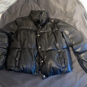 Vinter jacka - Säljer denna super snygga jacka😍 Använd endast en vinter, som ny är den då de var sparsam användning. Jag är 150cm lång, sista bilden har ni en bild när jag har jackan på mig✨ Köpt på Vero Moda, minns inte riktigt hur mycket det var. Hör av er om ni är intresserade, köparen står för frakten😊🤍