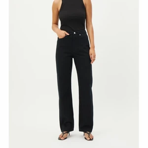 raka jeans  - Säljer mina weekday jeans , i modellen ROWE. Jeansen är användna 2-3 ggr då de är försmå till mig. De är i storleken 27/32. De är i nyskick. Köpte de för 500kr. Köparen står för frakten 💗💗 ( det är lånade bilder från weekdays hemsida) priset kan diskuteras 