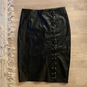 Kjol med i snörning i fuskskinn  - Gott skick, stl M 