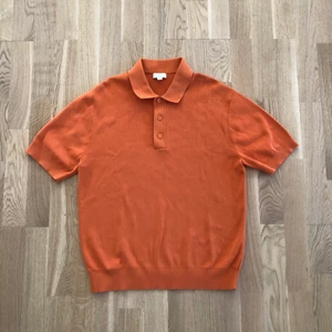 COS Tröja  - Säljer en härlig orange pike i 100% bomull från COS. Denna köptes in i somras men har aldrig använt den och har inte plats för den. Storleken är S men passar M också. 