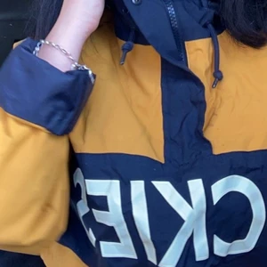 Dickies jacka! - Säljer min älskade jacka från märket dickies som tyvärr inte kommer till användning längre ): Ganska stor i storleken men tror det beror på att det är en unisex modell så ha det i åtanke! Kollar frakt vid intresse 