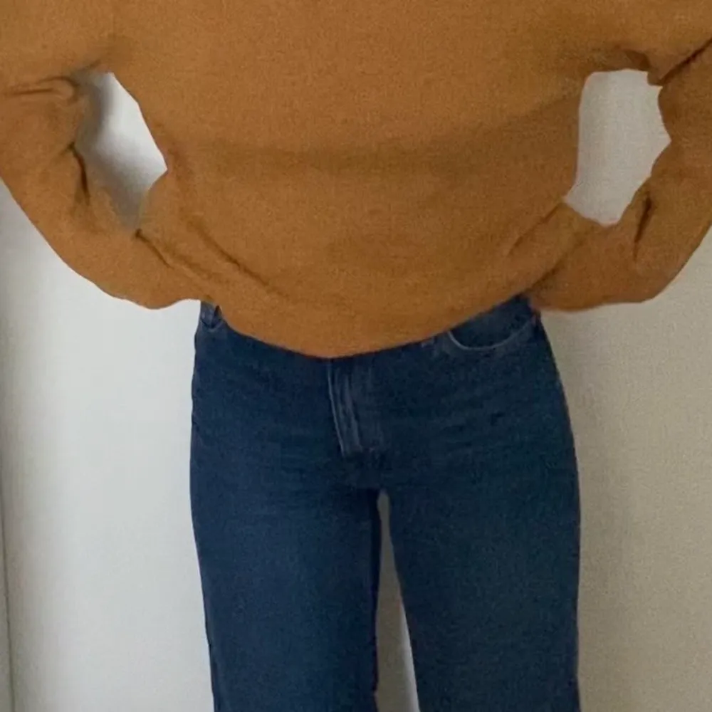 Härligt gul/brun stickad tröja från A days march. Perfekta hösttröjan🍂🍂 . Stickat.