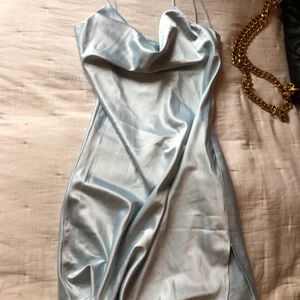 Ljusblå sidenklänning - Världens drömmigaste ljusblå sidenklänning ifrån Brandy Mellville som typ aldrig har kommit till användning! Den är i storlek S! Färgen gör sig tyvärr inte lika fin på bild som i verkligheten men den är ljus ljus babyblå 🥰